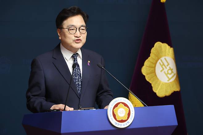 우원식 국회의장이 6일 오후 서울 여의도 국회 사랑재에서 개헌 관련 기자회견을 하고 있다. /뉴스1