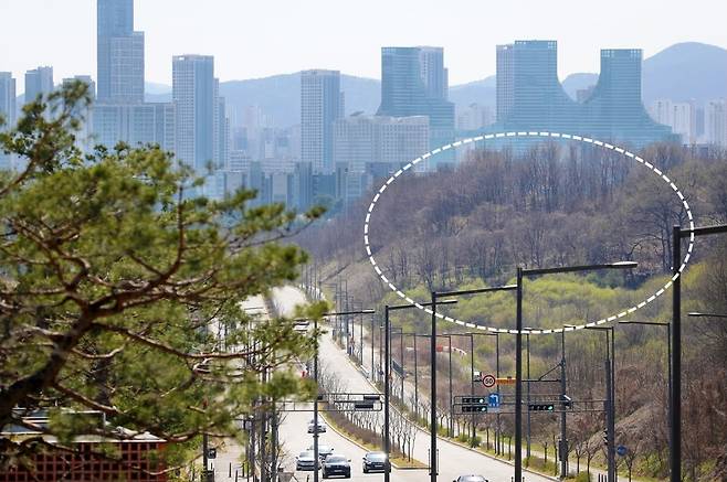 대통령 탄핵과 함께 조기 대선이 현실화하면서 2027년 하반기 완공 예정인 대통령 제2집무실(세종집무실)을 제1집무실로 전환하는 '대통령실 세종 완전 이전' 주장이 급부상하고 있다. 점선 안은 6일 오후 세종시 세종동 무궁화테마공원에서 바라본 대통령 2집무실 예정부지 모습. 김영태 기자