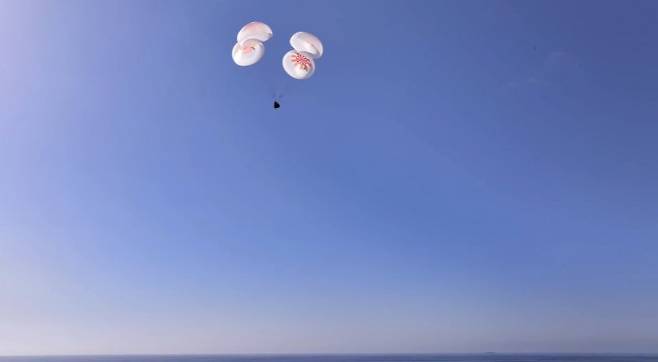 극궤도를 여행한 우주탐사대 ‘프램2’를 태운 스페이스X 우주선이 4일 미국 캘리포니아 해역으로 내려오고 있다. 스페이스X 제공.