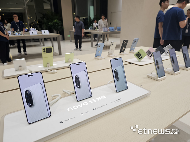 노바 13 시리즈가 전시된 화웨이 매장.