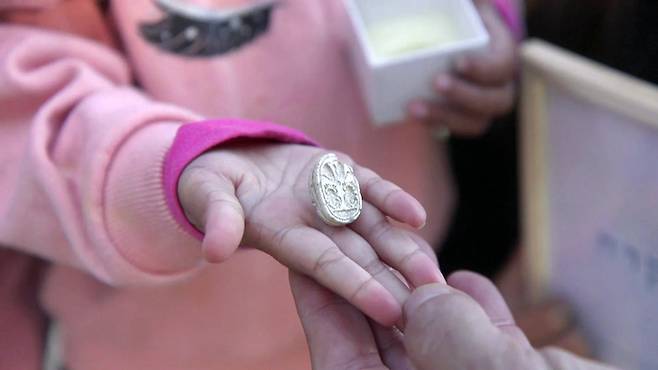 이스라엘 3세 소녀가 주운 3800년 전 이집트 유물 스카라베. 사진=Israel Antiquities Authority