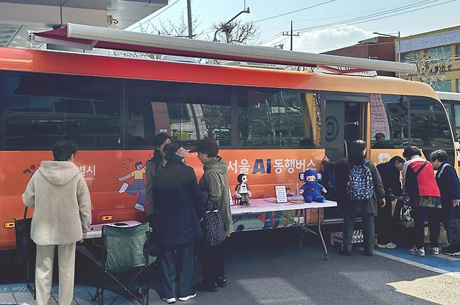 영등포노인종합복지관에서 어르신들이 AI기술을 직접 체험할 수 있는 '서울AI동행버스' 프로그램에 참여하고 있다.