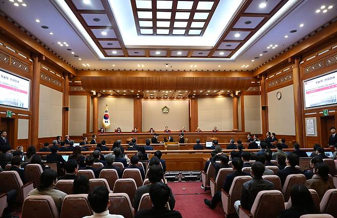 문형배 헌법재판소장 직무대행이 4일 오전 서울 종로구 헌법재판소 대심판정에서 윤석열 대통령 탄핵심판 선고를 하고 있다. 사진공동취재단