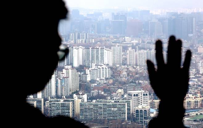 서울 여의도 63스퀘어 전망대 63아트를 찾은 관람객이 아파트 단지를 바라보고 있다. 뉴스1 제공.