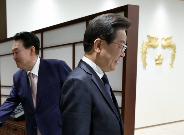 지난해 4월 윤석열 전 대통령이 용산 대통령실 청사에서 이재명 더불어민주당 대표와 만나 인사한 뒤 자리로 이동하고 있다. 한겨레 윤운식 기자