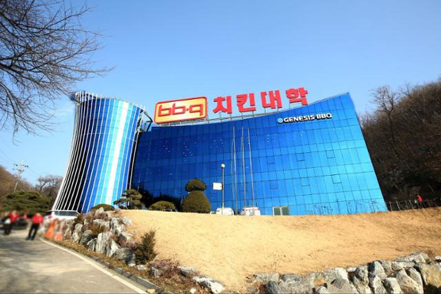 치킨대학 전경. 2000년 경기 광주시에 자리 잡은 치킨대학은 2년 후 이천으로 이전·확장했다. 총면적 33만 m²(약 10만 평) 규모의 부지에 들어선 치킨대학은 교육 공간뿐만 아니라 체력 단련실, 숙소 등도 갖추고 있어 대학 캠퍼스와 유사한 모습이었다. 제네시스BBQ 제공