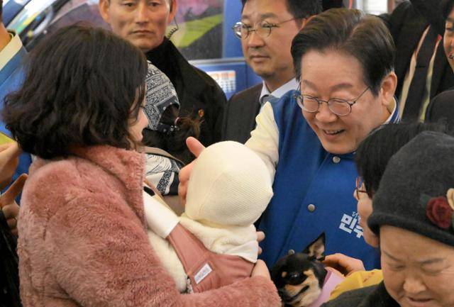 이재명 더불어민주당 대표가 지난달 22일 전남 담양군 담양시장을 찾아 상인과 지지자들을 만나 이재종 담양군수 재선거 후보에 대한 지지를 호소하고 있다. 뉴시스