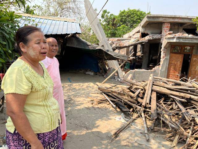미얀마 규모 7.7 강진의 '진앙'으로 꼽히는 사가잉에서 3일 한 여승과 주민이 무너져 내린 주택을 안타까운 얼굴로 지켜보고 있다. 사가잉=허경주 특파원