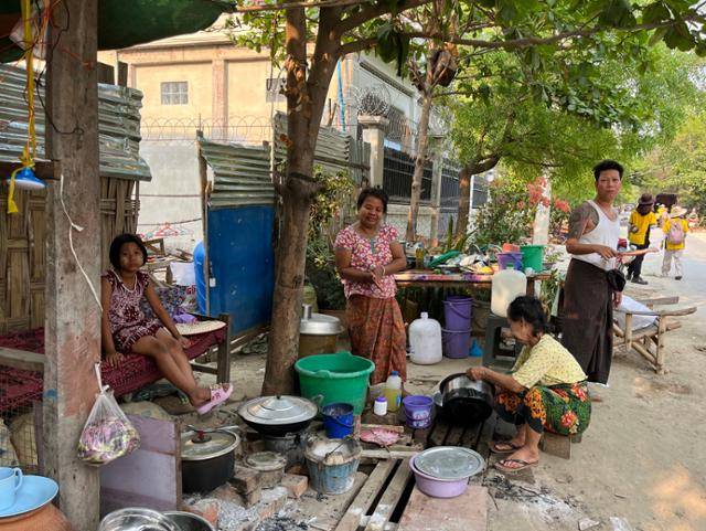 지난달 28일 발생한 미얀마 규모 7.7 강진의 '진앙'으로 꼽히는 사가잉에서 3일 주민들이 무너진 집 바로 앞에서 식사를 준비하고 있다. 사가잉=허경주 특파원