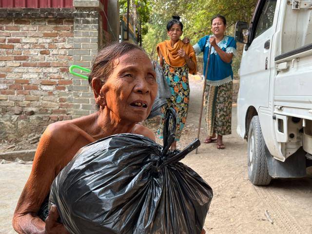평생을 사가잉에 살았다는 이이 아웅 할머니가 3일 구호 단체로부터 받은 물품을 품에 안고 당시 상황을 이야기하고 있다. 사가잉=허경주 특파원