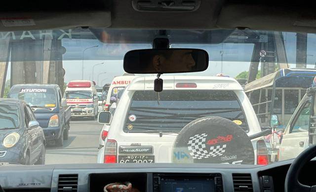 지난달 28일 발생한 미얀마 규모 7.7 강진의 '진앙'으로 꼽히는 만달레이에서 사가잉으로 향하는 도로가 꽉 막혀 있다. 사가잉=허경주 특파원