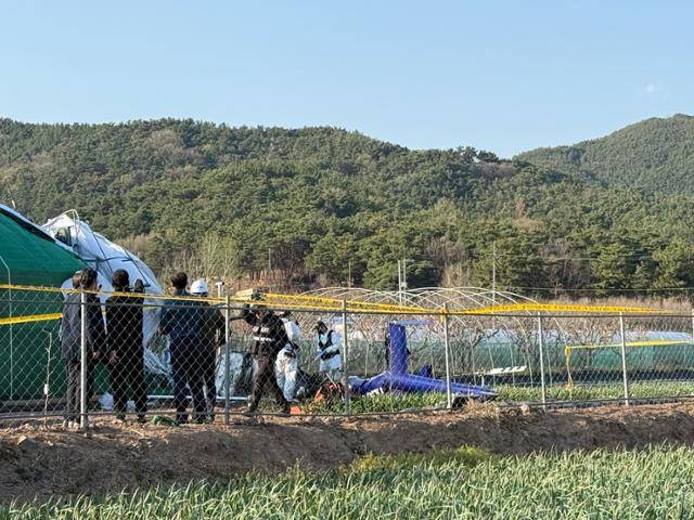 경찰·소방 관계자들이 6일 오후 대구 북구 서변동 헬기 추락 현장을 조사하고 있다. 독자 제공