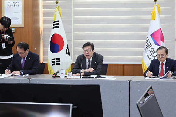 박형준 부산광역시장(가운데)이 지난 4일 부산광역시청 영상회의실에서 헌법재판소의 대통령 탄핵 인용 결정 직후 열린 긴급 간부회의를 주재하고 있다. [사진=부산광역시]