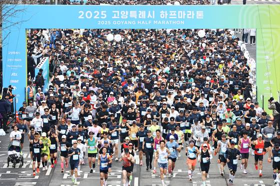 6일 오전 8시 경기도 고양시 고양종합운동장 일대에서 열린 ‘2025 고양특례시 하프마라톤’에서 참가자들이 힘차게 출발하고 있다. 김종호 기자