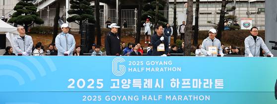 6일 오전 8시 경기도 고양시 고양종합운동장 일대에서 열린 ‘2025 고양특례시 하프마라톤’에서 이동환 고양특례시장이 인사말을 하고 있다. 왼쪽부터 홍긍화 유사나 지사장, 최호준 데상트 전무, 류영호 중앙그룹 상무, 이동환 고양특례시 시장, 김운남 고양특례시의회 의장, 정연만 고양시체육회 회장 직무대행. 김종호 기자