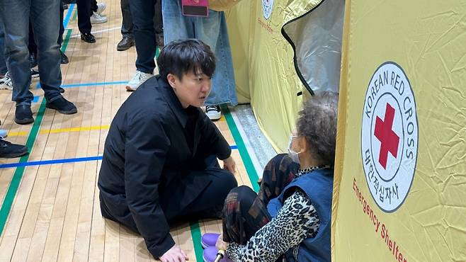 ▲ 이재민과 만난 개혁신당 이준석 의원 [연합뉴스]