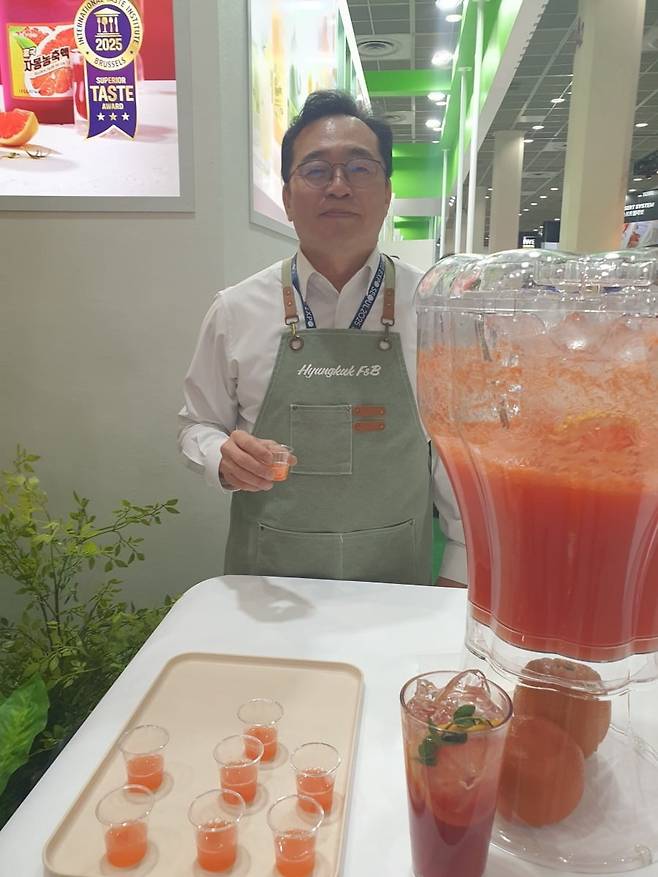 박철범 대표가 자몽농축액 음료를 들어보이고 있다. 윤현주 기자