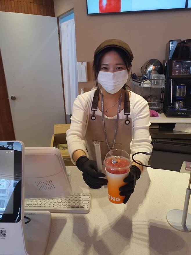 박지윤 카페자몽 바리스타가 음료를 건네주고 있다. 윤현주 기자