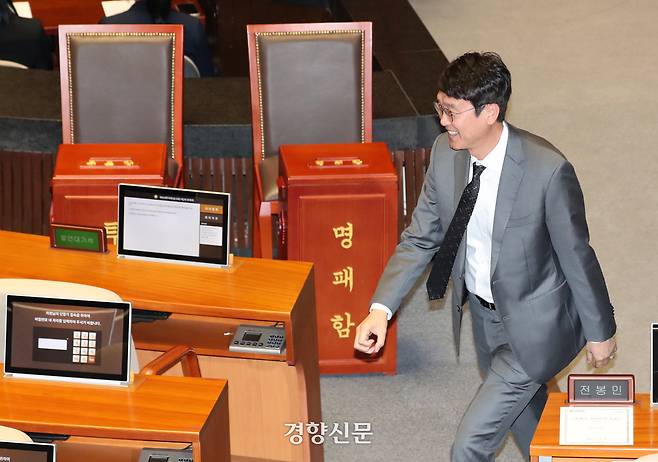해병대 채 상병 특검법 찬성 투표를 공언한 김웅 당시 국민의힘 의원이 21대 국회였던 지난해 5월28일 국회 본회의장에 설치된 추표함 앞을 지나고 있다. 박민규 선임기자