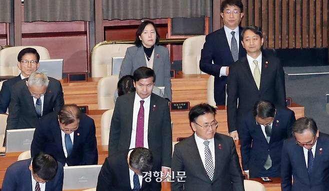 김문수 고용노동부 장관(뒷줄 왼쪽)이 지난해 12월11일 국회 본회의 윤석열 대통령 위헌적 비상계엄 선포 내란행위 관련 긴급현안질문에서 국무위원들이 자리에서 일어나 사과하는 동안 유일하게 자리에 앉아 있다. 박민규 선임기자