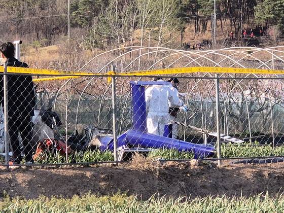 Debris of a crashed helicopter in Daeju on April 6 [YONHAP]