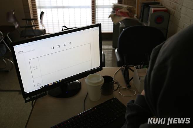 노동시장에 참여하지 않은 채 쉬고 있는 ‘쉬었음’ 인구가 지난 2월 기준 50만명을 넘어섰다. 이가을 쿠키청년기자