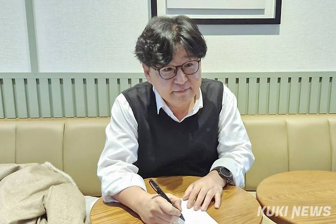 최윤식 건국대학교 경제학과 교수가 기자와 인터뷰하고 있다. 이가을 쿠키청년기자