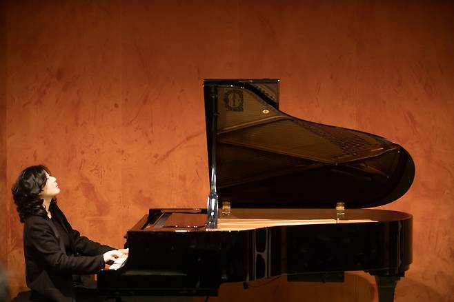 피아니스트 최희연이 지난 3일 서울 강남구 풍월당에서 열린 기자간담회에서 연주를 선보이고 있다.             유니버설뮤직