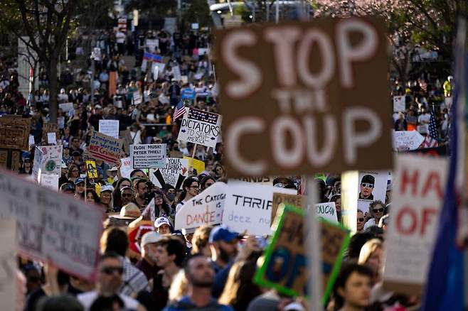 5일(현지시간) 미국 로스앤젤레스(LA)에서 벌어진 트럼프 반대 시위. AFP연합뉴스