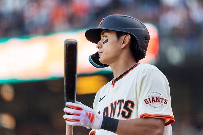 미국프로야구 메이저리그(MLB) 샌프란시스코 자이언츠의 외야수 이정후가 4일(현지시간) 미국 캘리포니아주 샌프란시스코의 오라클 파크에서 열린 2025 MLB 정규시즌 시애틀 매리너스와 홈 경기에서 타석에 나서고 있다. 로이터연합뉴스
