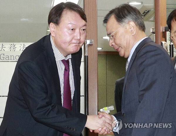 2016년 12월6일 서울 서초동 법무법인 강남에서 ‘최순실 게이트’ 특별검사의 수사팀장을 맡은 윤석열 검사(왼쪽)와 박영수 특별검사가 악수하고 있다. 연합뉴스