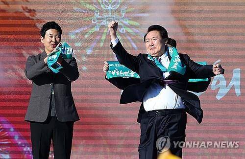 2023년 11월10일 윤석열 대선 후보가 수원특례시 팔달구 서호 잔디광장에서 열린 제28회 농업인의 날 기념식에서 어퍼컷 세리머니를 하고 있다.