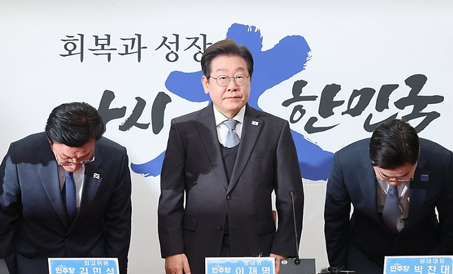 인사하는 이재명 대표.  더불어민주당 이재명 대표가 4일 서울 여의도 국회에서 헌법재판소의 윤석열 대통령 파면 선고에 대한 입장을 밝히기에 앞서 인사하고 있다. / 사진=연합뉴스