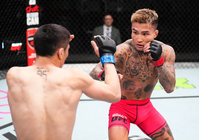 리카이원이 2024년 2월 미국 네바다주 엔터프라이즈 Road to UFC 시즌2 페더급 토너먼트 결승전을 치르고 있다. 사진=TKO