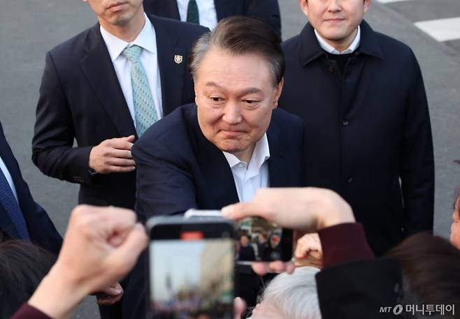 [서울=뉴시스] 김금보 기자 = 석방된 윤석열 대통령이 8일 오후 서울 용산구 한남동 관저 입구에서 지지자들에게 인사하고 있다. 2025.03.08. kgb@newsis.com /사진=김금보