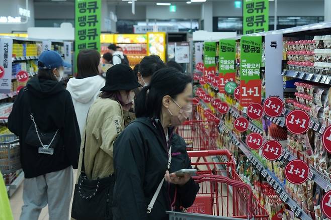 지난 3월28일 롯데마트가 창립 27주년을 기념하고자 그로서리 쇼핑 최대 축제인 '땡큐절'을 진행하고 있다. /사진=뉴스1