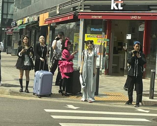 '지락실' 멤버들이 웃긴 분장으로 길거리를 걷고 있다. / 토롱이 SNS 캡처