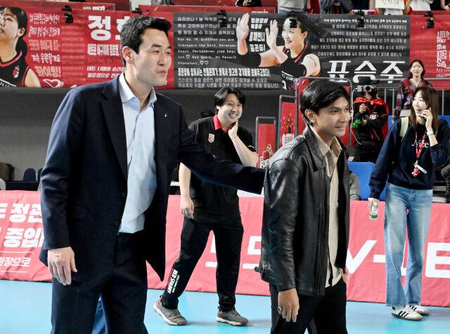 고희진 감독이 메가 남자친구를 코트로 데려오고 있다 / KOVO