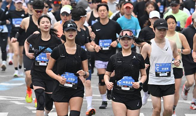 6일 오전 서울 종로구 광화문광장에서 열린 ‘2025 더 레이스 서울 21K’ 마라톤 대회에서 참가자들이 힘차게 출발하고 있다. ‘2025 더 레이스 서울 21K’는 광화문광장에서 출발해 도심을 달리는 하프마라톤 대회다. 이번 대회는 스포맥스코리아와 헤럴드경제가 공동주최하며, 1만 5000여 명의 러너들이 도심 속에서 서울의 역사와 현대가 어우러진 풍경을 만끽하며 달릴 수 있도록 마련됐다. 임세준 기자