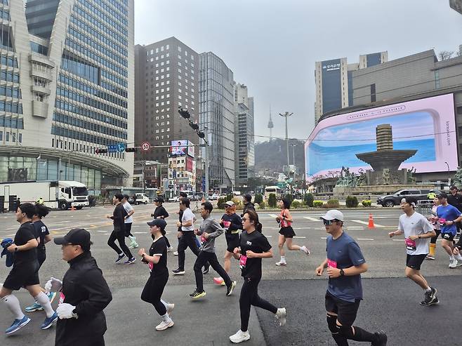 6일 오전 서울 종로구 광화문광장에서 열린 ‘2025 더 레이스 서울 21K’ 마라톤 대회에서 참가자들이 광장을 출발해 도심을 달리고 있다. 김도윤 기자