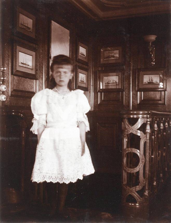 흰색 드레스를 입은 아나스타샤 [Romanov family]