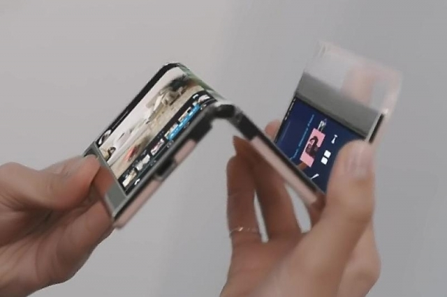 화면을 두 번 접는 삼성 트리폴드폰 예상 이미지 [삼성 디스플레이]