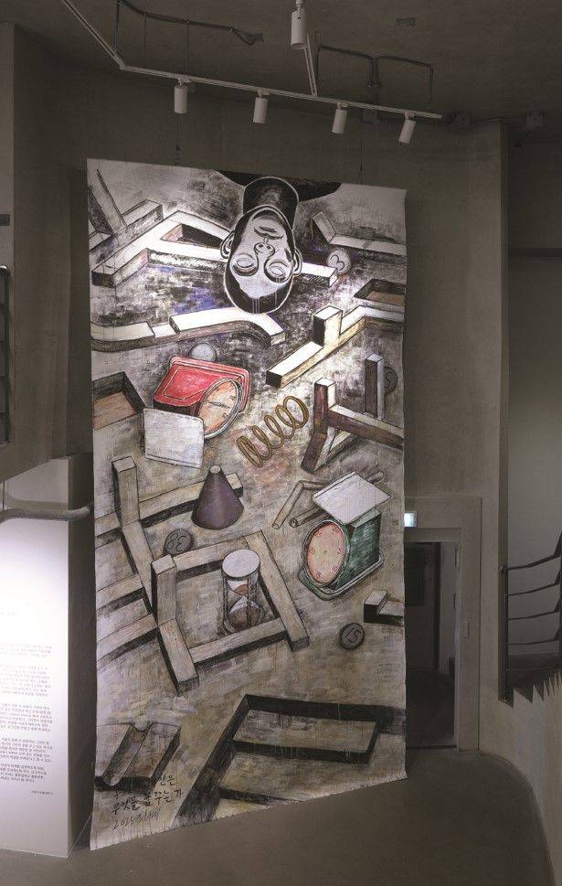 갤러리밈의 오원배의 개인전은 세로 5m가 넘는 초대형 걸개 그림이 압도적인 존재감을 발산한다. '무제' 267x549cm(부분),천 위에 혼합재료, 2025    *재판매 및 DB 금지