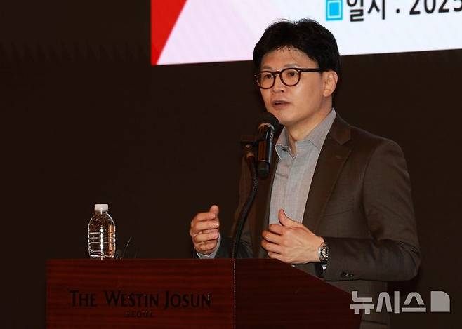 [서울=뉴시스] 고범준 기자 = 한동훈 전 국민의힘 대표가 24일 오후 서울 중구 웨스틴조선 서울호텔에서 열린 산학연포럼에서 'AX 시대를 위한 정치'를 주제로 강연하고 있다. 2025.03.24. bjko@newsis.com