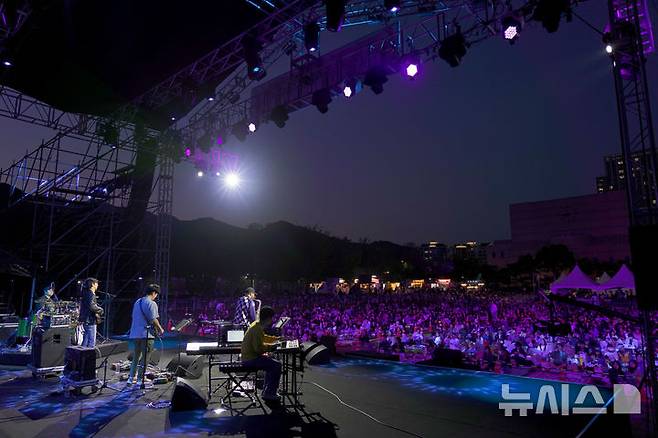 [과천=뉴시스] 지난해 열린 '과천 재즈 피크닉' 개막식 현장. (사진=과천시 제공).2025.04.06.photo@newsis.com