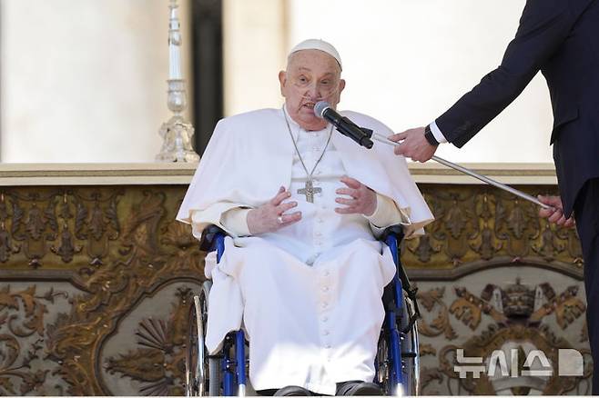 [AP/뉴시스] 6일 프란치스코 교황이 베드로 광장 미사에 나와 끝무렵에 직접 말하고 있다