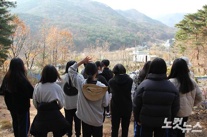 학생들이 숲체험교실을 마치고 땡땡마을로 돌아가고 있다. 반웅규기자