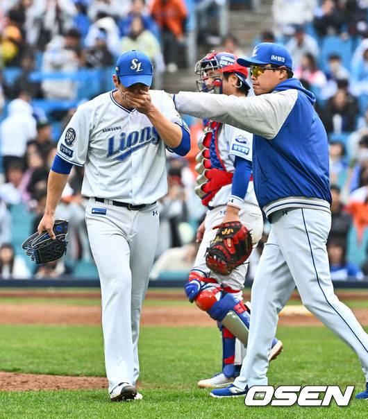 [OSEN=대구, 이석우 기자] 5일 대구삼성라이온즈파크에서 2025 신한 SOL 뱅크 KBO 리그 삼성 라이온즈와 한화 이글스의 경기가 열렸다. 홈팀 삼성은 이승현이, 방문팀 한화는 류현진이 선발 출전했다. 삼성 라이온즈 김재윤이 9회초 2사 1,2루 한화 이글스 문현빈에게 역전 우월 3점 홈런을 맞고 교체되고 있다. 2025.04.05 / foto0307@osen.co.kr