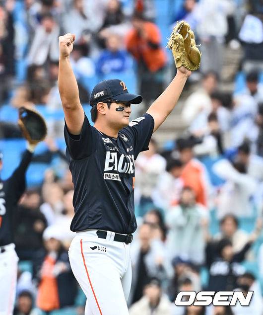 [OSEN=대구, 이석우 기자] 5일 대구삼성라이온즈파크에서 2025 신한 SOL 뱅크 KBO 리그 삼성 라이온즈와 한화 이글스의 경기가 열렸다. 한화 이글스 김서현이 9회말 삼성 라이온즈 김영웅의 플라이볼로 잡고 7-6 승리를 확정하자 손을 들어 기뻐하고 있다. 2025.04.05 / foto0307@osen.co.kr