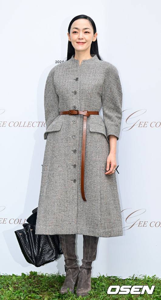 [OSEN=김성락 기자] 26일 오후 서울 강남구 미스지콜렉션 청담 사옥에서 미스지콜렉션 포토월 행사가 열렸다. 이날 행사에는 제로베이스원 김규빈&성한빈, 차예련&주상욱, 김윤아, 엄지원, 안현모, 고경표, 권상우 등이 참석했다.가수 김윤아가 포토타임을 갖고 있다. 2024.09.26 / ksl0919@osen.co.kr